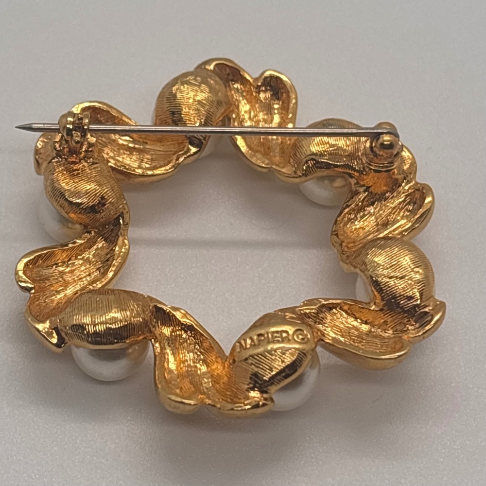 VTG Napier‎ Brooch Gold Tone Wreath Pin Faux Pearl Accents - Picture 2 of 8